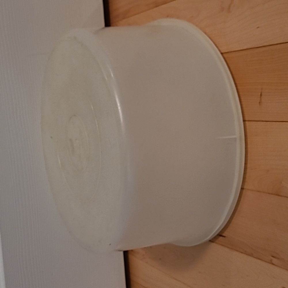 Vintage Tupperware round cake holder (#256 and 224)